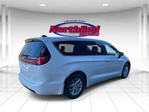 Used 2024 Chrysler Pacifica Touring-L image 3
