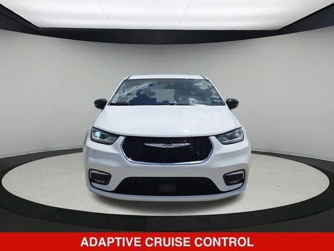 Used 2024 Chrysler Pacifica Touring-L FWD image 9