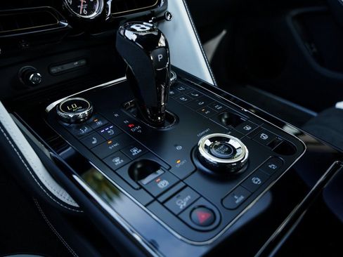 Used 2025 Bentley Flying Spur Plug-In Hybrid image 9