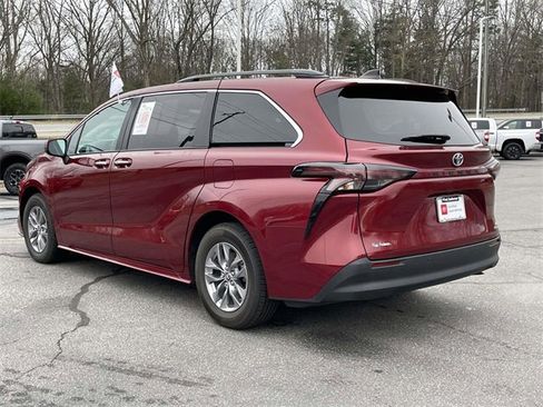 Certified 2023 Toyota Sienna XLE image 3
