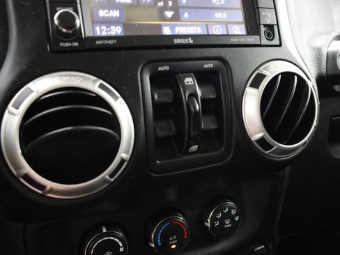 Used 2017 Jeep Wrangler Unlimited Sahara w/ Connectivity Group AWD/4WD image 39