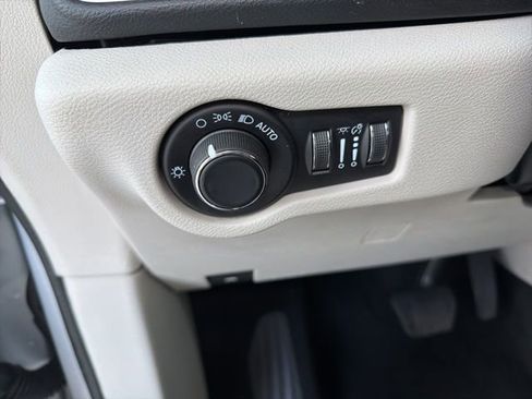 Used 2022 Chrysler Voyager LX FWD image 19