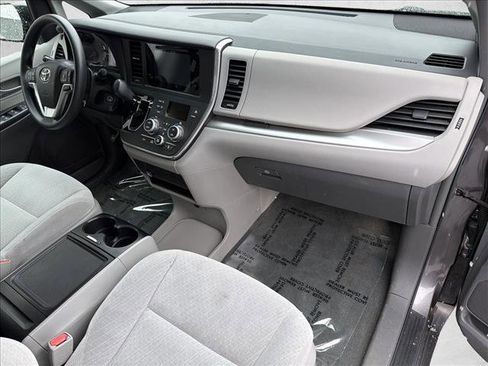 Used 2015 Toyota Sienna LE image 27