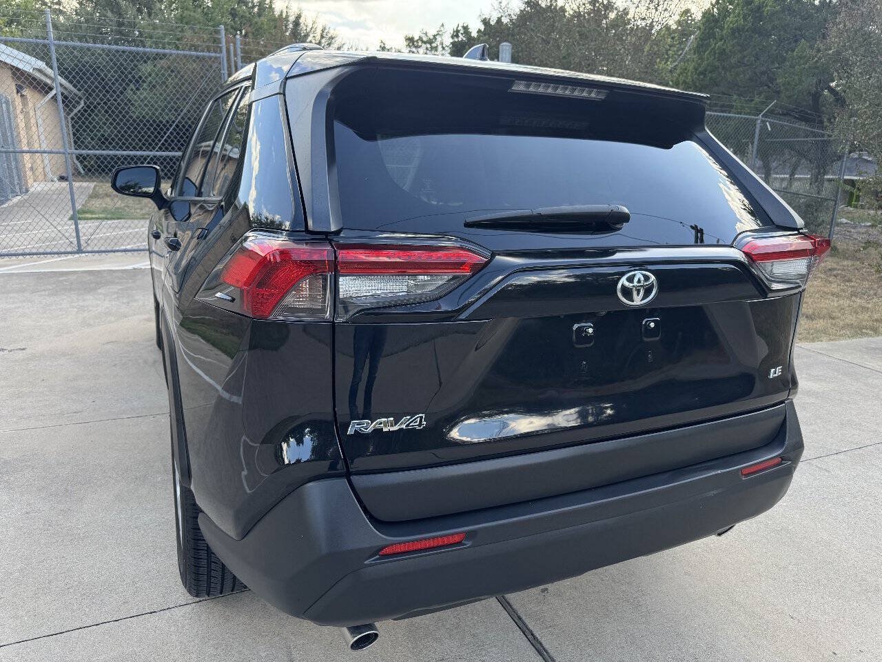 Used 2019 Toyota RAV4 LE FWD image 10