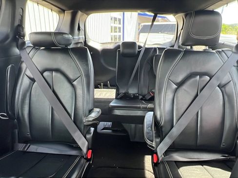 Used 2019 Chrysler Pacifica Touring-L w/ S Appearance Package FWD image 18