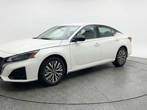 Used 2025 Nissan Altima 2.5 SV image 3