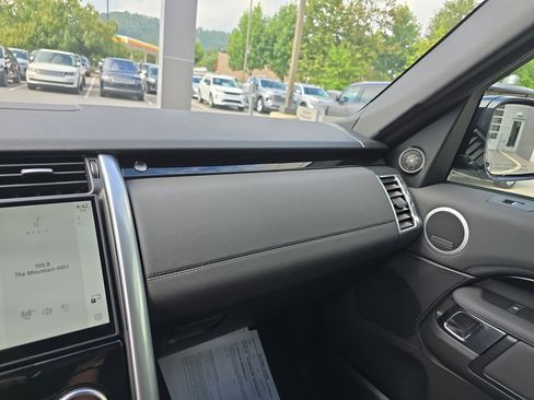 Certified 2025 Land Rover Discovery S image 27