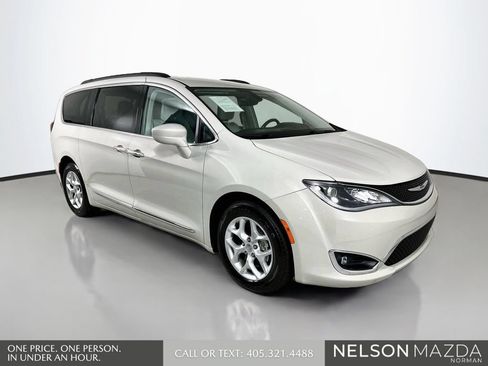 Used 2017 Chrysler Pacifica Touring-L FWD image 3