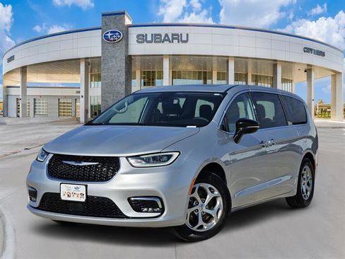 Used 2024 Chrysler Pacifica Limited image 1