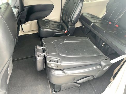 Used 2022 Chrysler Pacifica Touring-L image 22