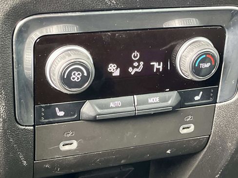 Used 2023 Chevrolet Suburban Premier image 17