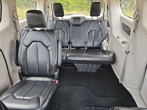Used 2023 Chrysler Pacifica Touring-L FWD image 19