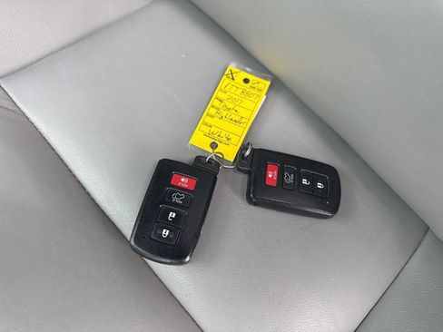 Used 2017 Toyota Highlander XLE FWD image 37