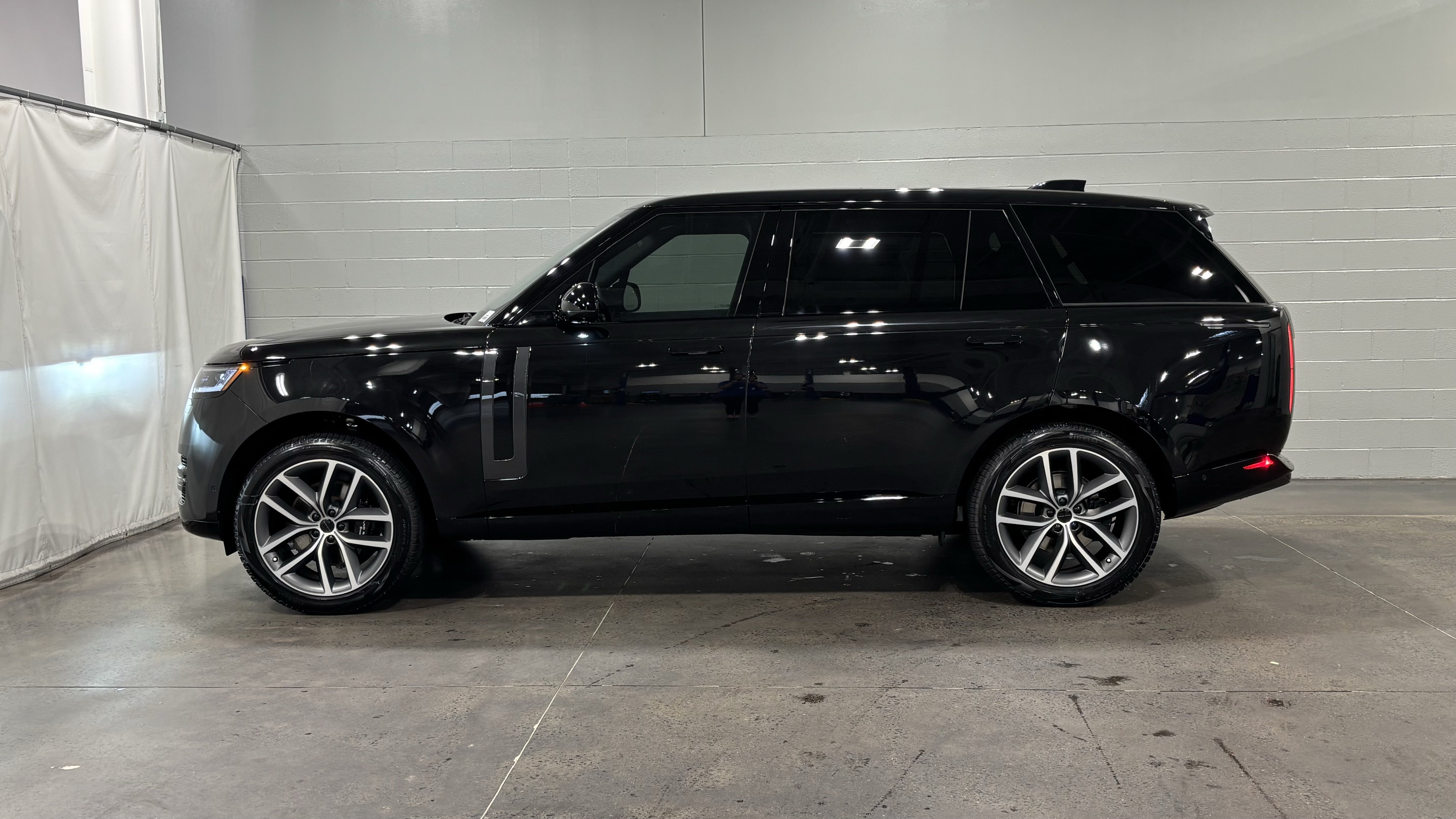 New 2026 Land Rover Range Rover Long Wheelbase SE AWD/4WD image 7