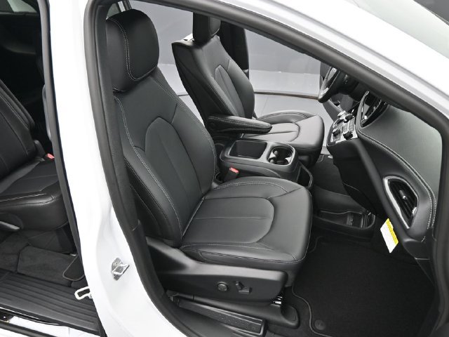 New 2025 Chrysler Pacifica Select w/ Uconnect Theater Family Group AWD/4WD image 19