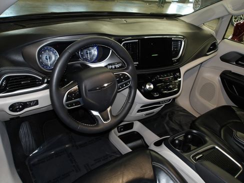 Used 2022 Chrysler Pacifica Touring-L w/ Uconnect Theater Family Group FWD image 9