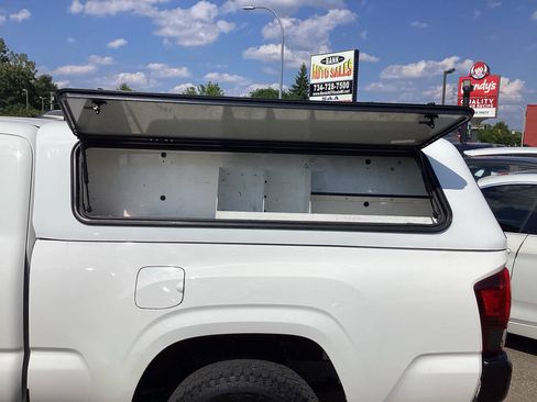 Used 2021 Toyota Tacoma SR RWD image 11