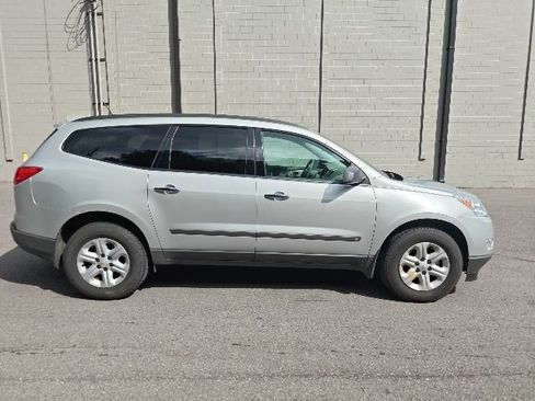 Used 2009 Chevrolet Traverse LS FWD image 2