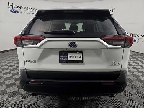 Used 2022 Toyota RAV4 XLE Premium AWD/4WD image 6