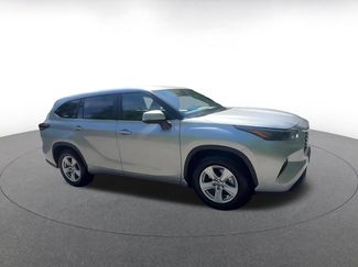 Used 2025 Toyota Highlander LE FWD video 2
