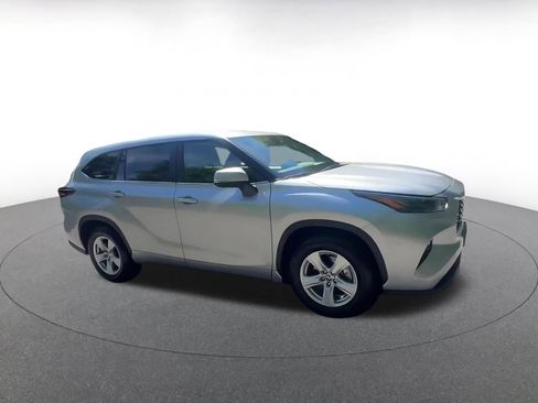 Used 2025 Toyota Highlander LE FWD image 2