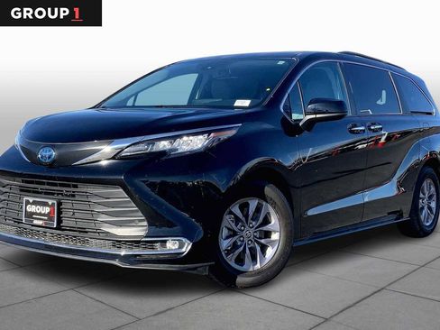 Used 2023 Toyota Sienna XLE image 1