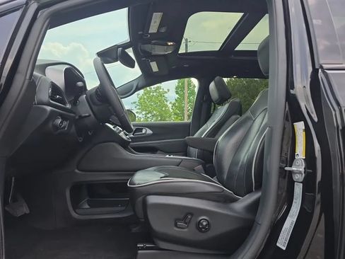 Used 2025 Chrysler Pacifica Limited FWD image 15