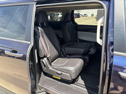 Used 2024 Kia Carnival LX FWD image 13