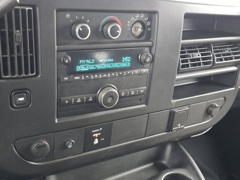 Used 2017 Chevrolet Express 2500 image 21