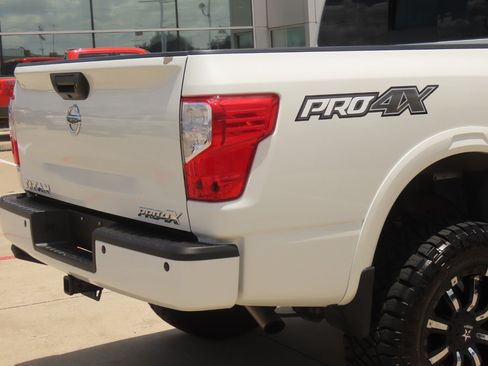 Used 2017 Nissan Titan PRO-4X w/ Pro-4x Convenience Package AWD/4WD image 12