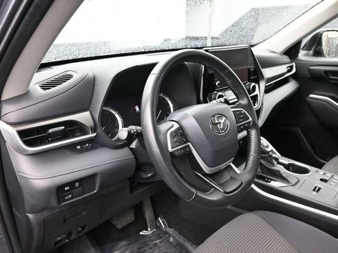 Used 2023 Toyota Highlander LE FWD image 9