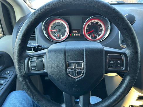 Used 2018 Dodge Grand Caravan SE w/ UConnect Hands-Free Group image 16