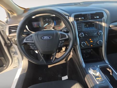 Used 2018 Ford Fusion SE FWD image 10