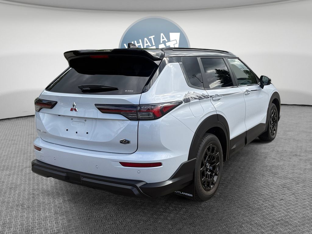 Used 2026 Mitsubishi Outlander AWD image 3