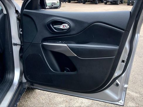 Used 2019 Jeep Cherokee Latitude Plus FWD image 22