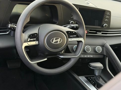 Certified 2025 Hyundai Elantra SE w/ Cargo Package image 6