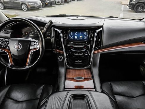 Used 2015 Cadillac Escalade Luxury image 12