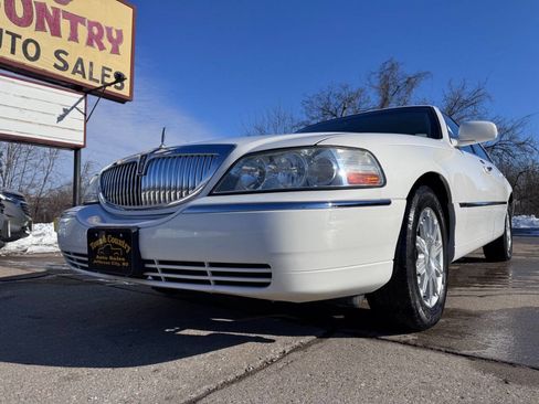 Used 2011 Lincoln Town Car Signature Limited image 1