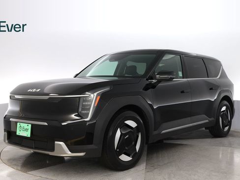 Used 2024 Kia EV9 Light Long Range RWD image 2