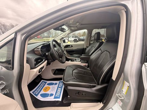 Used 2024 Chrysler Pacifica Limited FWD image 11