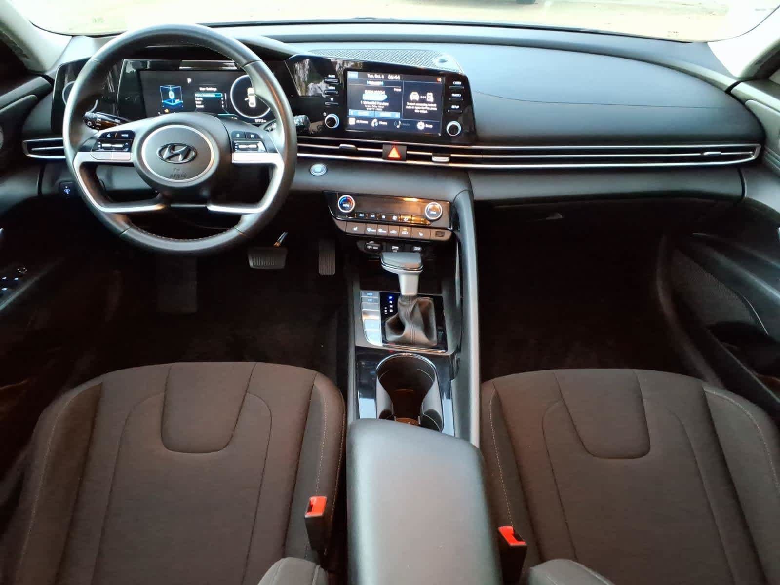 Used 2022 Hyundai Elantra SEL w/ Convenience + Premium Package FWD image 10