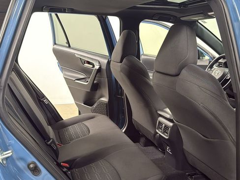 Used 2022 Toyota RAV4 SE w/ Convenience Package image 17