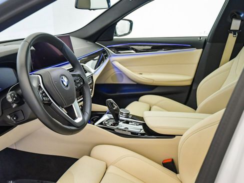 Certified 2023 BMW 530e w/ Convenience Package image 21