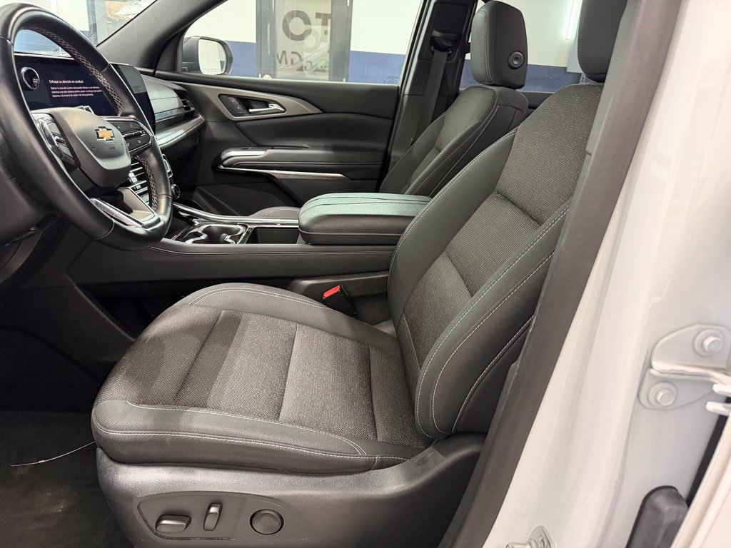 Used 2025 Chevrolet Traverse LT FWD image 16