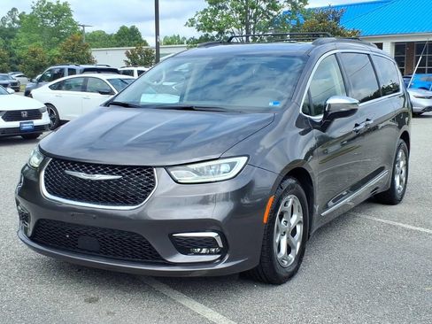 Used 2023 Chrysler Pacifica Limited FWD image 5