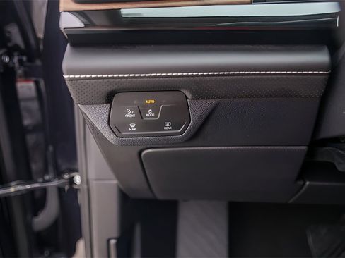 Used 2025 Volkswagen Atlas SE image 18