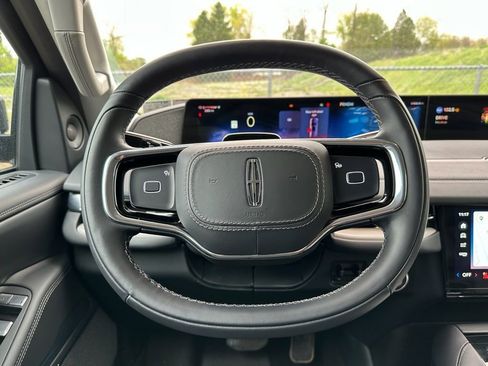 New 2025 Lincoln Navigator Reserve AWD/4WD image 8