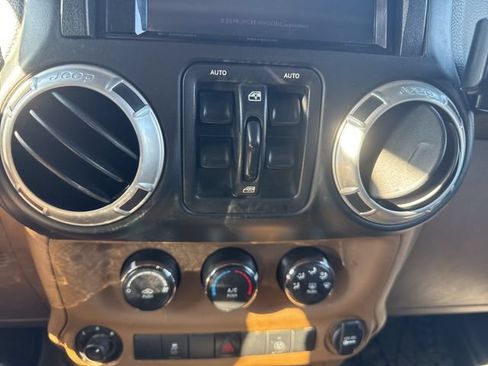 Used 2015 Jeep Wrangler Unlimited Sahara AWD/4WD image 17