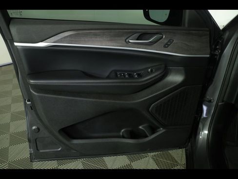 Used 2023 Jeep Grand Cherokee Limited w/ Black Appearance Package AWD/4WD image 23