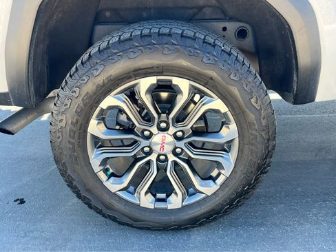 Used 2023 GMC Canyon Denali image 15